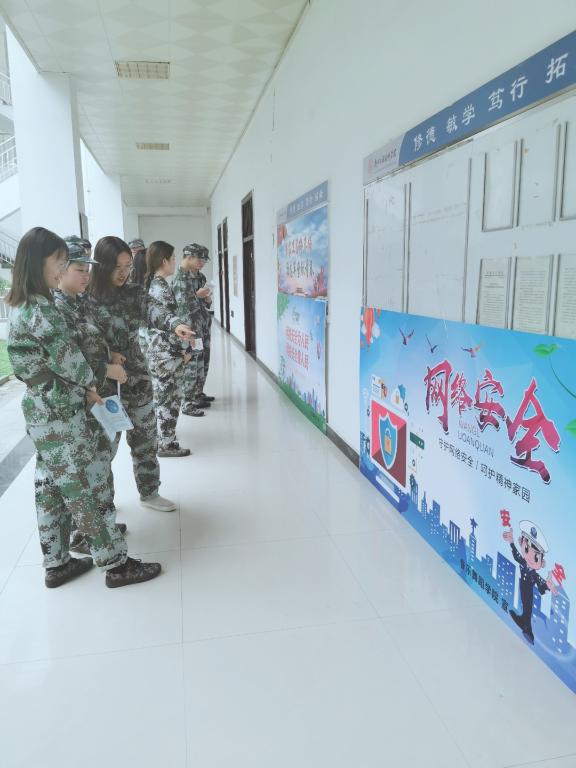 学生们在展板前一起学习网络安全